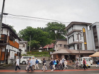 雨降りの毘沙門堂と観光者_c0336902_1623110.jpg