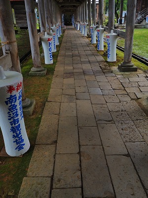 雨降りの毘沙門堂と観光者_c0336902_16235798.jpg
