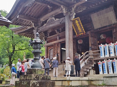 雨降りの毘沙門堂と観光者_c0336902_16241795.jpg