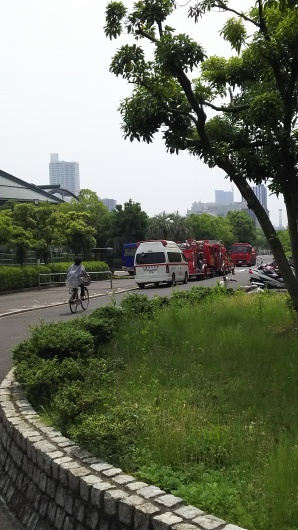 【オバマ来広】消防も総動員、原爆ドームから１キロ以上上流でも警察車両_e0094315_11131431.jpg