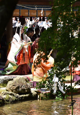 連休の写真の整理・・・　葵祭　上賀茂神社　斎王代女人列御禊神事_b0199522_22285935.jpg