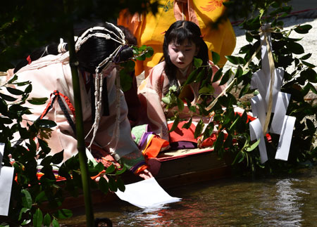 連休の写真の整理・・・　葵祭　上賀茂神社　斎王代女人列御禊神事_b0199522_22292195.jpg