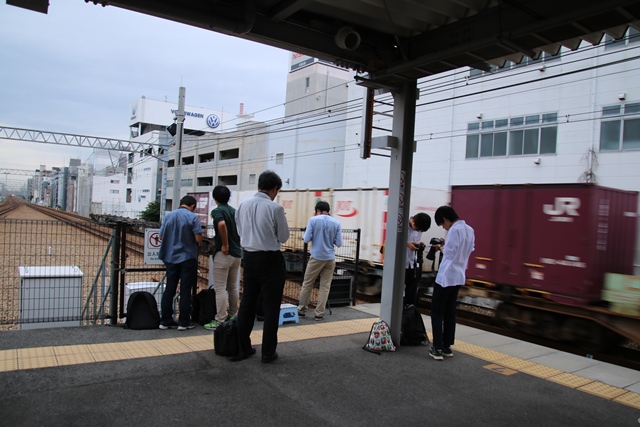 藤田八束の貨物列車写真集＠山陽本線ＪＲさくら夙川駅にて・・・レトロな貨物列車、楽しみなガーデニング_d0181492_091934.jpg