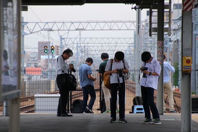 藤田八束の貨物列車写真集＠山陽本線ＪＲさくら夙川駅にて・・・レトロな貨物列車、楽しみなガーデニング_d0181492_0935100.jpg