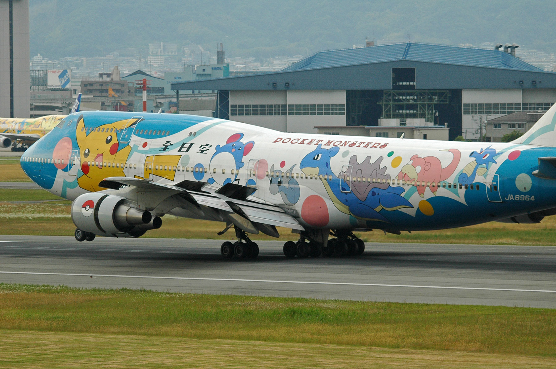 Boeing 747 400d Ja64 Anaポケモンジェット1999 Sky Lounge Garden Transporter Side