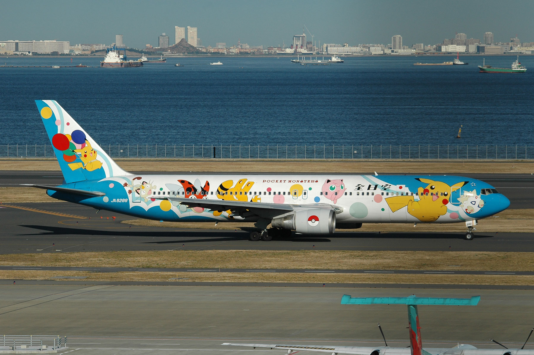Boeing 767-300 / JA8288 - ANAポケモンジェット1999 - : SKY