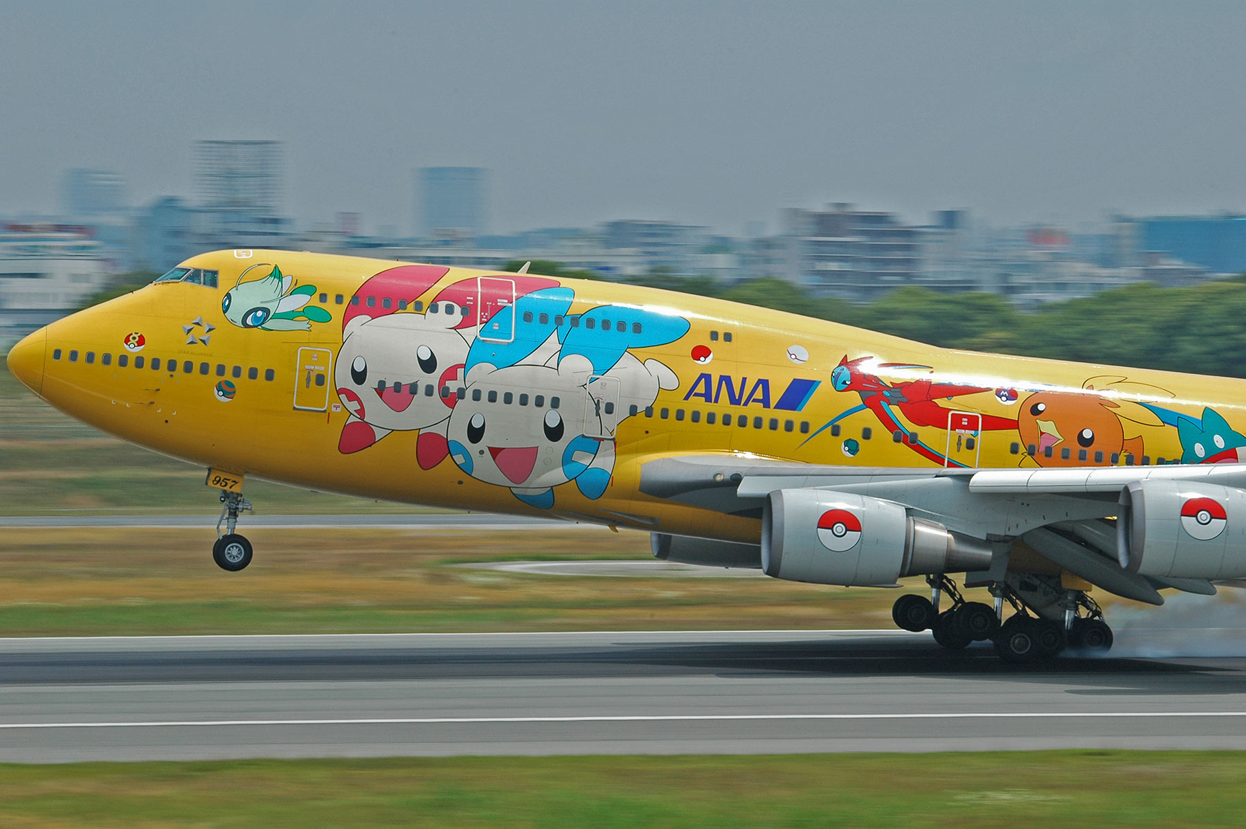 BOEING 747-400D / JA8957 - ピカチュウジャンボ - : SKY LOUNGE BOEING 747-400D / JA8957 - ピカチュウジャンボ - : SKY LOUNGE