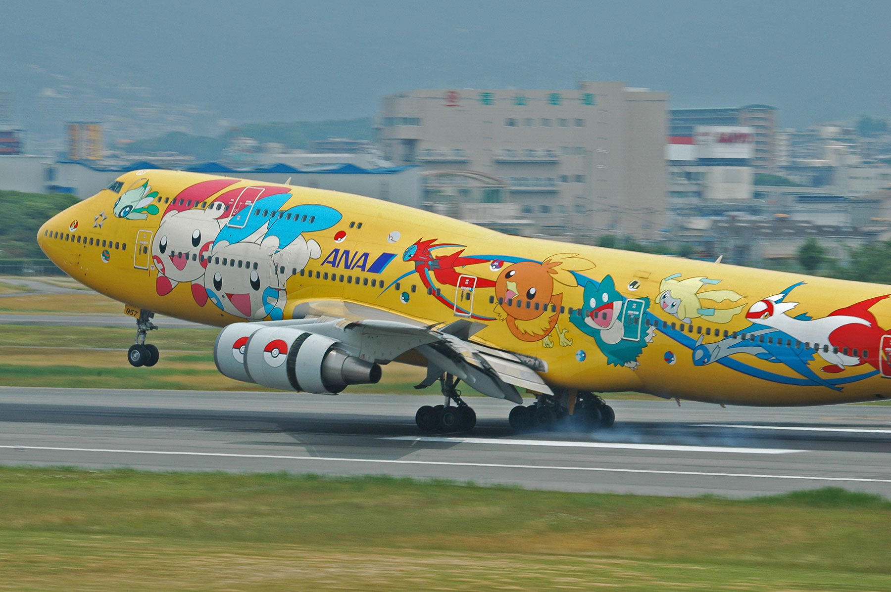 BOEING 747-400D / JA8957 - ピカチュウジャンボ - : SKY LOUNGE