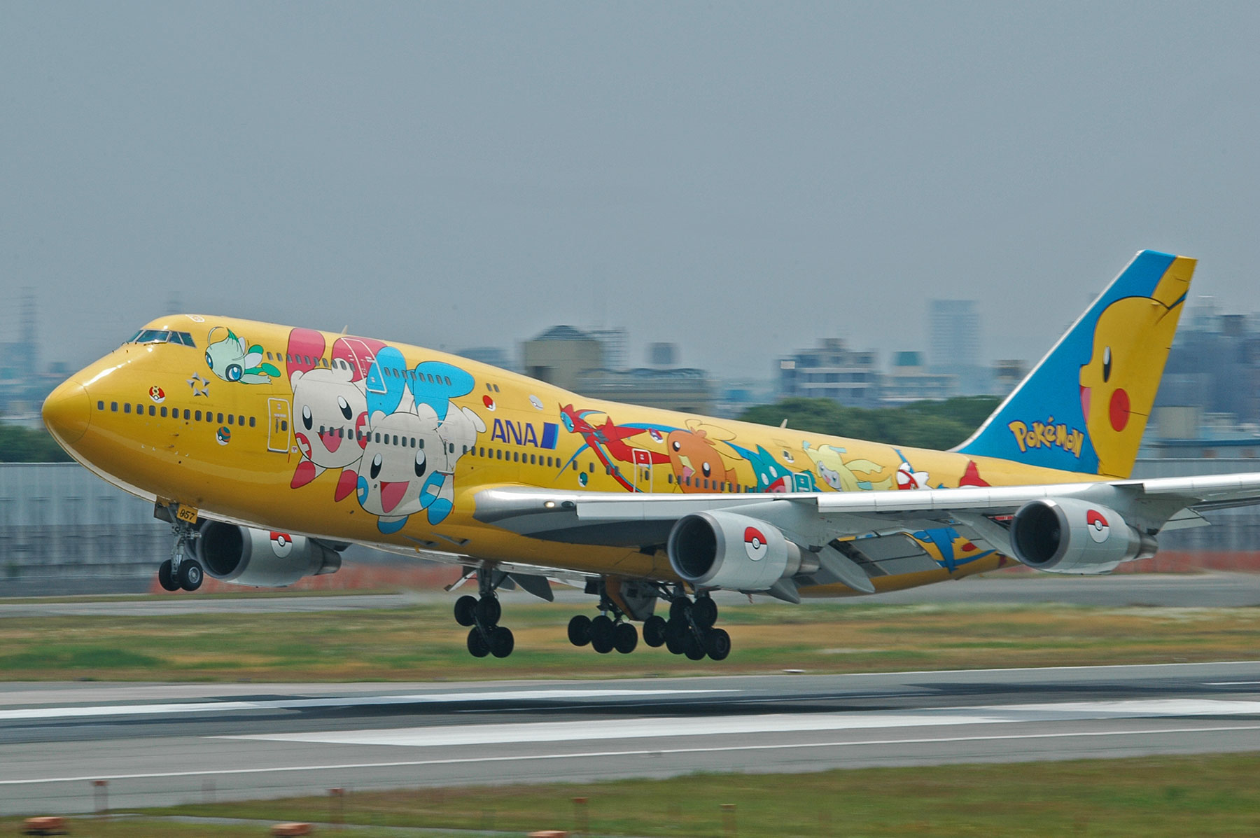 BOEING 747-400D / JA8957 - ピカチュウジャンボ - : SKY LOUNGE