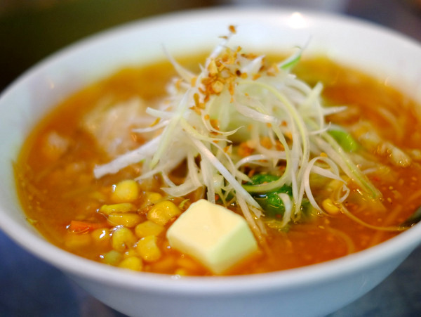 「北海道・札幌 シメラーメン にとりのけやきとペンギン堂のシメソフトクリーム」_a0000029_15405374.jpg