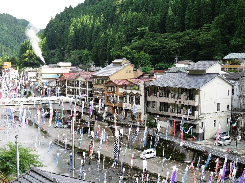 【杖立温泉】　「鯉のぼり祭り」と昭和レトロの懐かしい薫り_c0011649_618761.jpg