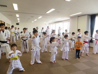 日曜空手 屯田教室 今日も新しい仲間!_c0118332_16213170.jpg