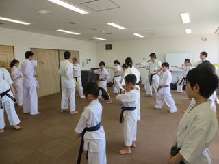 日曜空手 屯田教室 今日も新しい仲間!_c0118332_16214856.jpg