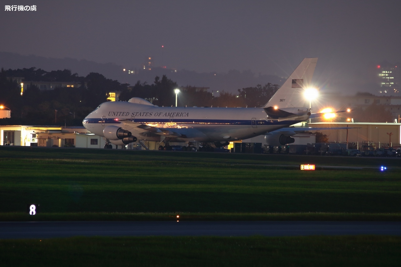 エアフォースワンの陰に隠れて　嘉手納の随行機 E-4B　　アメリカ空軍_b0313338_01113874.jpg