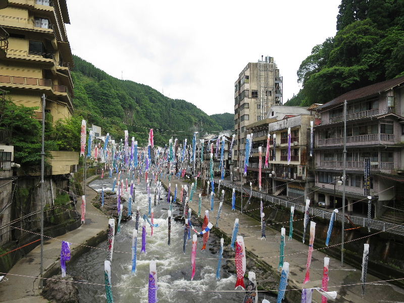 【杖立温泉】　「鯉のぼり祭り」と昭和レトロの懐かしい薫り_c0011649_2561421.jpg