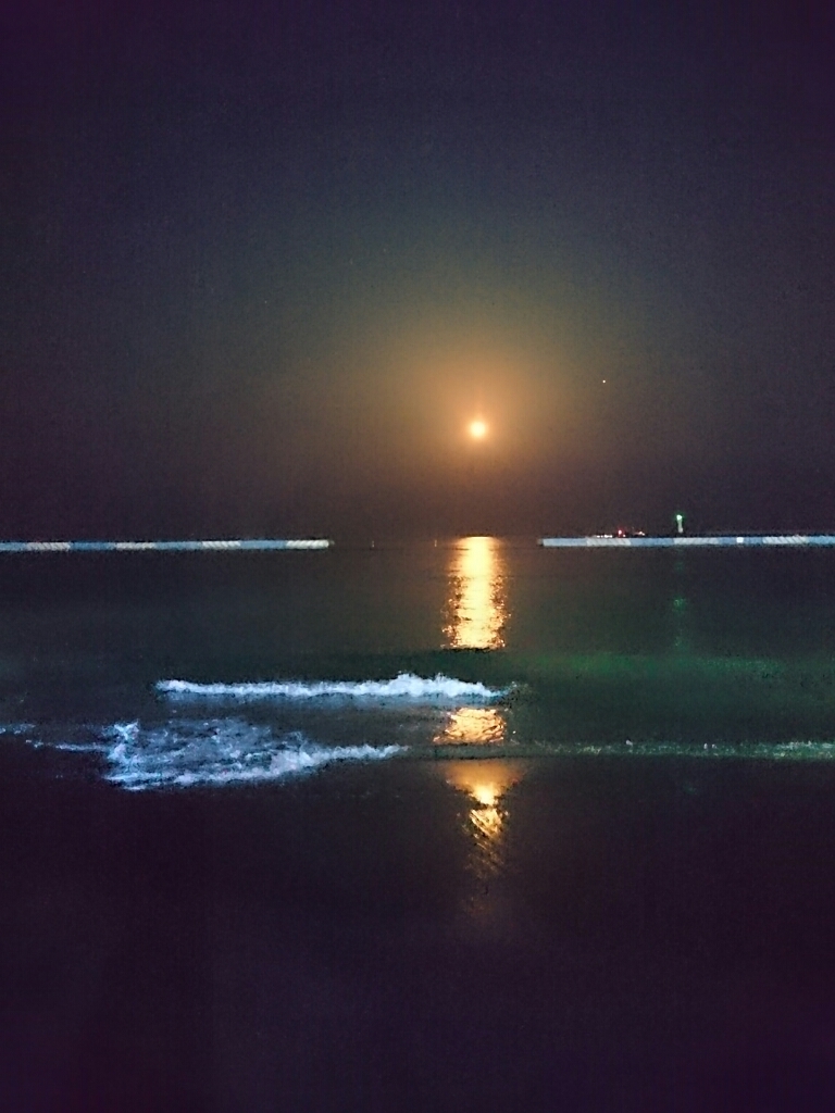海から昇る満月とムーンロード ゆるひ
