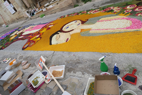 傑作を花で描いて町彩る、Infiorata di Spello１_f0234936_6451136.jpg