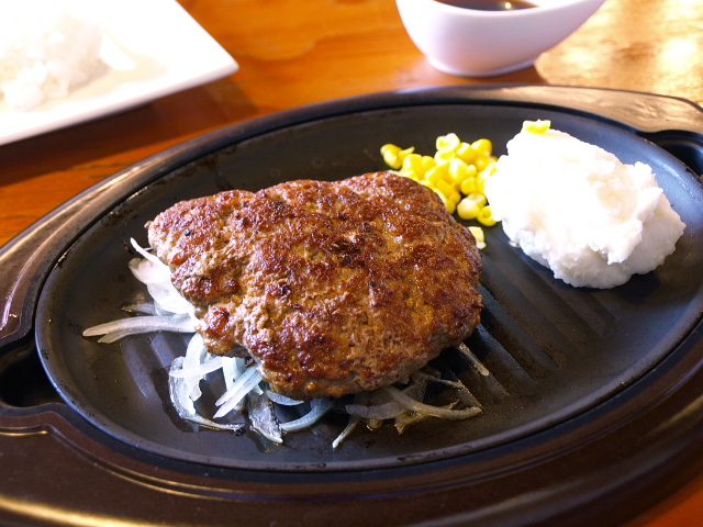 ステーキ＆パスタ アメリア　その９ (鉄板手ごねハンバーグステーキ)_d0153062_9292558.jpg