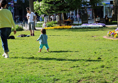 春の休日　大通り公園＆創成公園_e0005428_12181956.jpg