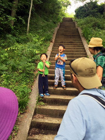 鷹取山で子どもと一緒に「山歩き」しました♪_d0169072_16074485.jpg