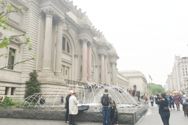 NYのメトロポリタン美術館で「手仕事×機械：テクノロジー時代のファッション」展開催中_b0007805_4512051.jpg