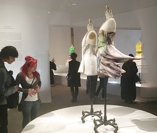 NYのメトロポリタン美術館で「手仕事×機械：テクノロジー時代のファッション」展開催中_b0007805_4515169.jpg