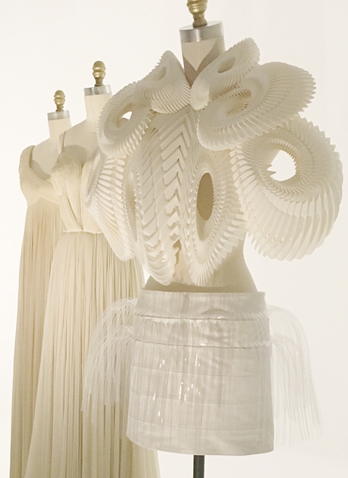 NYのメトロポリタン美術館で「手仕事×機械：テクノロジー時代のファッション」展開催中_b0007805_51431.jpg