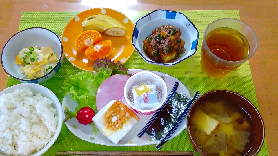 あじさい荘朝食　厚揚げのそぼろがけ　高野豆腐の卵とじ　納豆　チーズはんぺん　フルーツ_c0357519_13161472.jpg