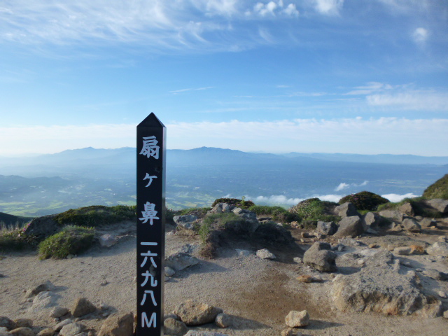 ミヤマキリシマが見頃です　＜朝駆け・星生山、扇ヶ鼻・ソロ＞_a0220528_1947374.jpg