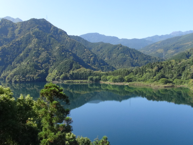 西条市の黒瀬湖の逆さ石鎚山の山頂 16 6 3 徳ちゃん便り 西条市の黒瀬湖の逆さ石鎚山の山頂 16 6 3 徳ちゃん便り