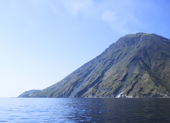 ストロンボリ島1. いざ火の山へ!_f0205783_1934414.jpg