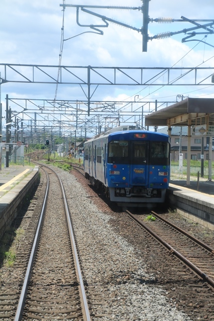 藤田八束の福島の旅＠快速電車で仙台から福島へ・・・元気なこともたち・・・新緑の山々・・・東北はとっも快適な季節です_d0181492_10155820.jpg