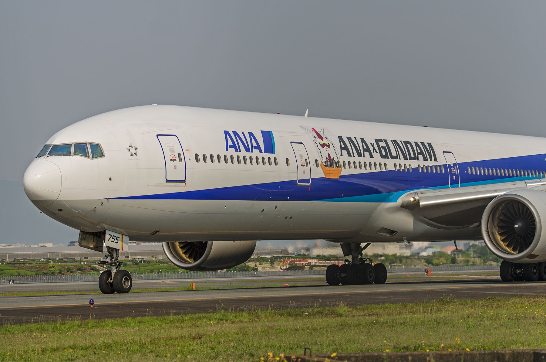 BOEING 777-300 / JA755A - GUNDAM JET - : SKY LOUNGE GARDEN