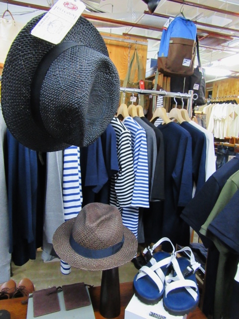 週末前のダイジェスト版 ・・・ スニーカー & 革靴、PANTS & SHORTS、小物編、!★?_d0152280_20345388.jpg
