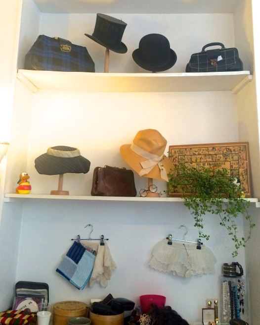 アンチルイユ Antirouille 明るく前向き、パリの古着屋!_a0231632_00014404.jpg