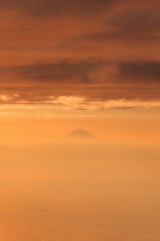 梅雨入りが宣言された関東甲信越ですが、その日の富士山と三浦半島_b0291402_08582598.jpg