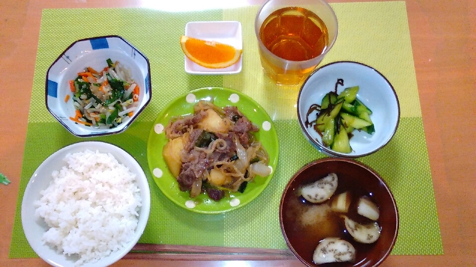 あじさい荘夕食牛肉の肉じゃが　もやしと韮のナムル　胡瓜の塩昆布　オレンジ_c0357519_17084487.jpg