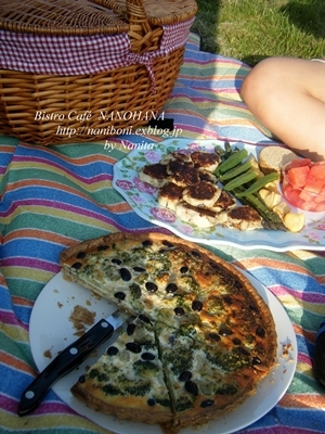 黒豆とブロッコリーのキッシュで、ピクニック・ディナー　Quiche de Kuromame con Brocoli_c0351539_04455144.jpg