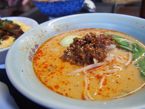 担々麺&チャーシュー丼のハーフセット：神武食堂（つがる市）_b0147224_2205511.jpg