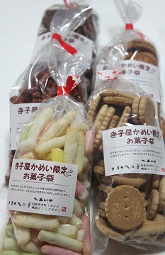 駄菓子のあいや　（てらこや新聞134号より）_c0115560_955353.jpg