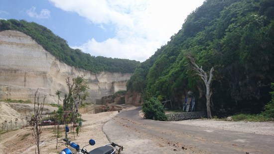 行きはヨイヨイ 帰りはスリルの Pantai Melasti @ Ungasan (\'16年5月)_f0319208_2365752.jpg