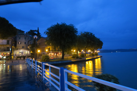 雨降れど湖うつくし旅行者集う / Lago Trasimeno di notte sotto la pioggia_f0234936_3263877.jpg