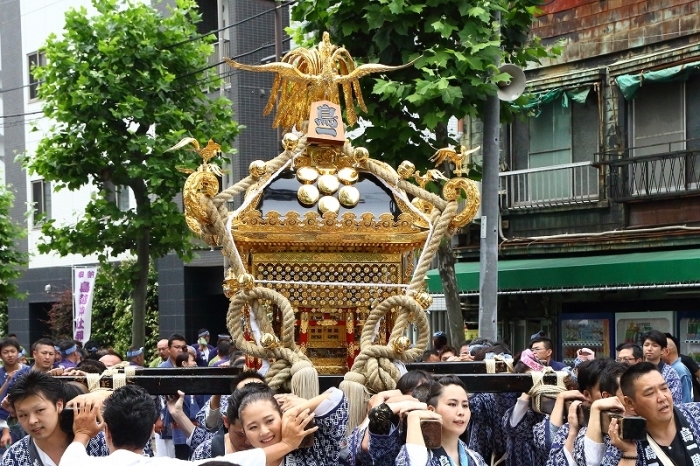 鳥越神社の本社神輿は 昔より千貫神輿と言われますが 都内随一の重さを誇ります 旅プラスの日記 鳥越神社の本社神輿は 昔より千貫神輿と言われますが 都内随一の重さを誇ります 旅プラスの日記