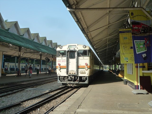 ヤンゴンの環状線で乗ったのは多治見行きの電車だった♪　in ミャンマー_b0287088_19421239.jpg