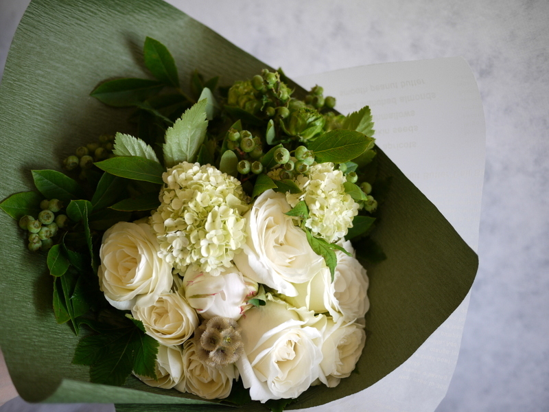 ギフト用の花束 白とグリーンで 札幌 花屋 Mell Flowers ギフト用の花束 白とグリーンで 札幌 花屋 Mell Flowers