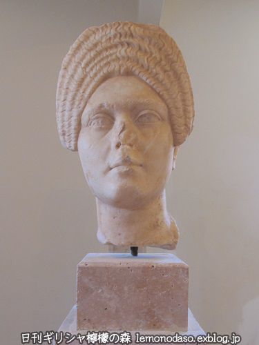 ネオクラシックの彫刻の女性ローマイタリア - 像のストック