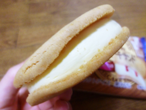 2種のチーズ香るチーズケーキサンド@森永乳業_c0152767_218185.jpg