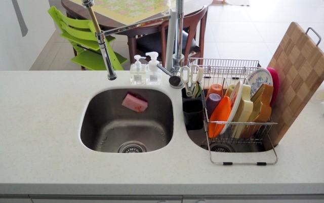 シンガポールのキッチン ー 小さいシンク2つを活用するには ハナトモのベルギー スウェーデン オーストラリア シンガポール日記