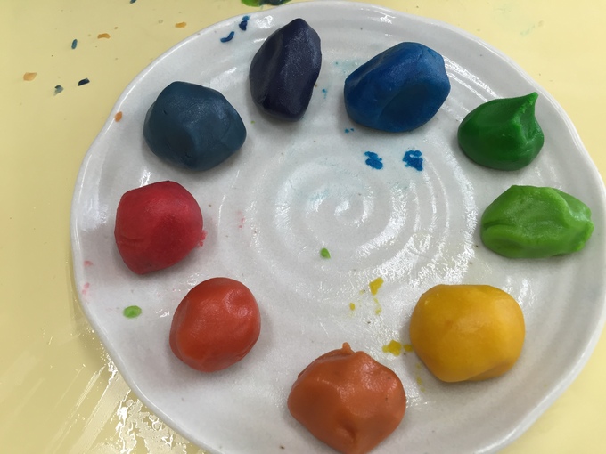 Preschool: mixing colors fun! playdough(小麦粉粘土)_b0182777_9432344.jpg