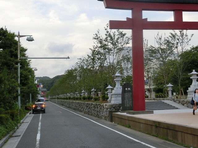 初めての鎌倉 鶴岡八幡宮の参道「若宮大路」とにぎわう「小町通り」_f0141310_79674.jpg